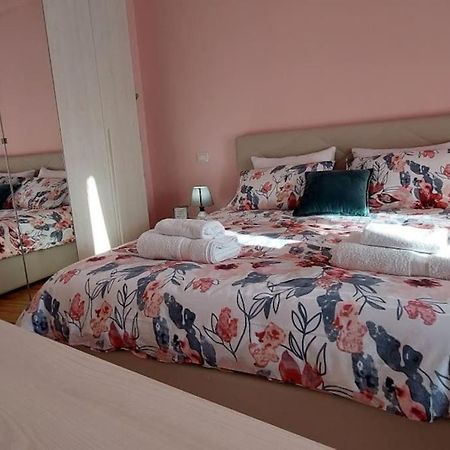Cozy Sunlit Apartment With Scenic Balcony View Tirana Esterno foto