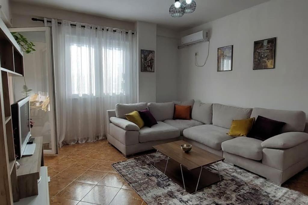 Cozy Sunlit Apartment With Scenic Balcony View Tirana Esterno foto
