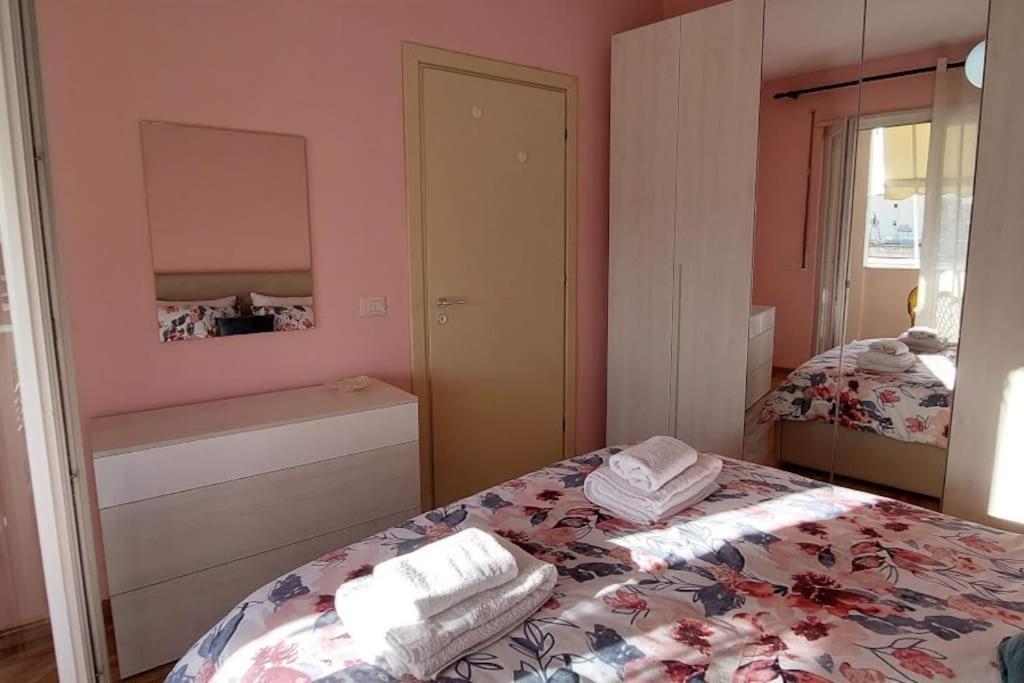Cozy Sunlit Apartment With Scenic Balcony View Tirana Esterno foto