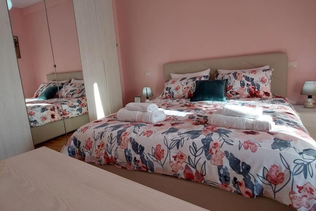Cozy Sunlit Apartment With Scenic Balcony View Tirana Esterno foto