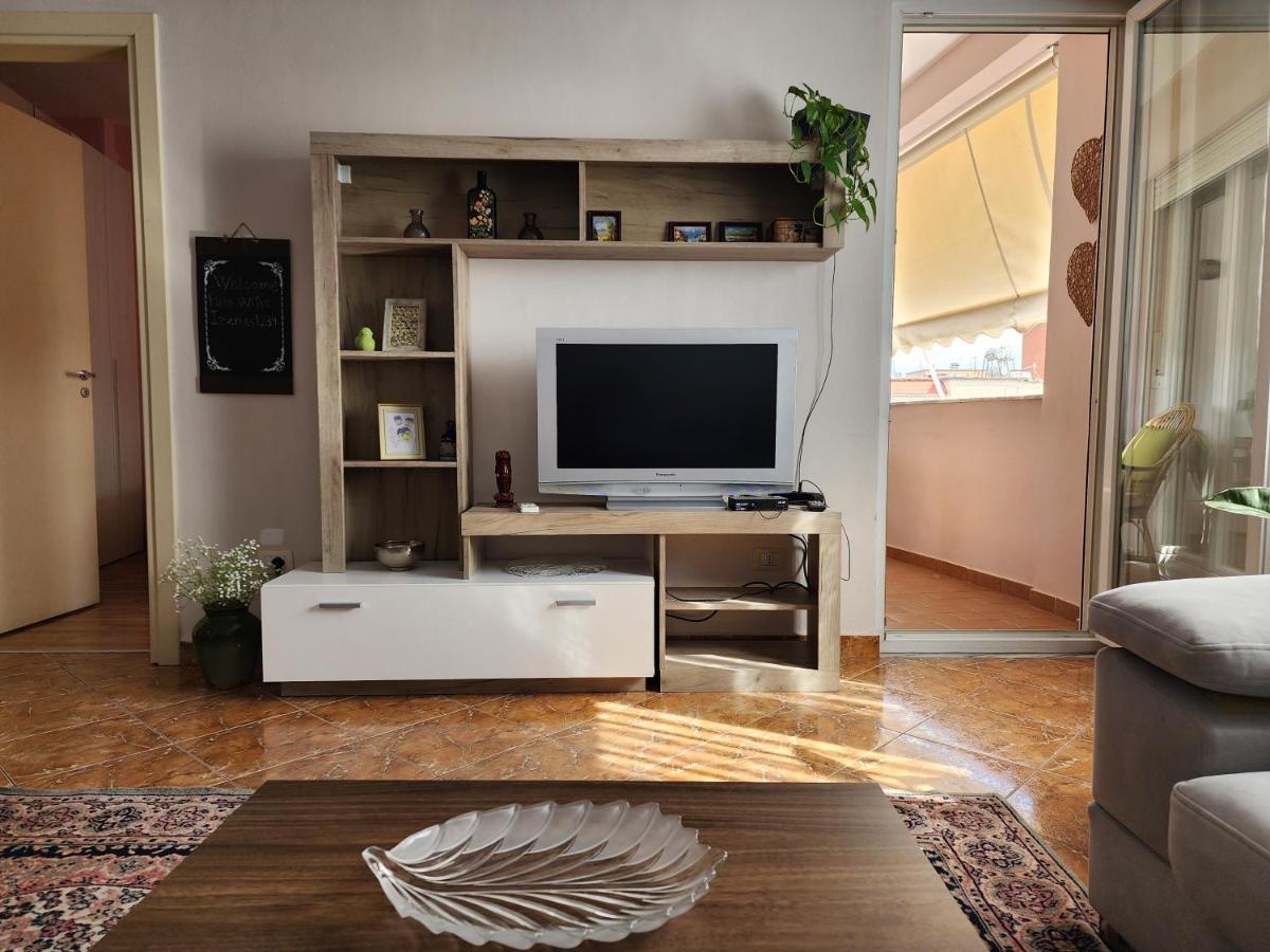 Cozy Sunlit Apartment With Scenic Balcony View Tirana Esterno foto