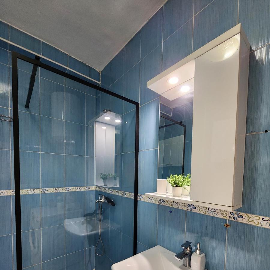 Cozy Sunlit Apartment With Scenic Balcony View Tirana Esterno foto
